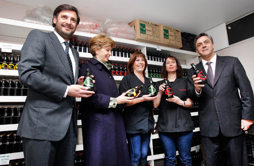 Las autoridades conociendo nuestros productos